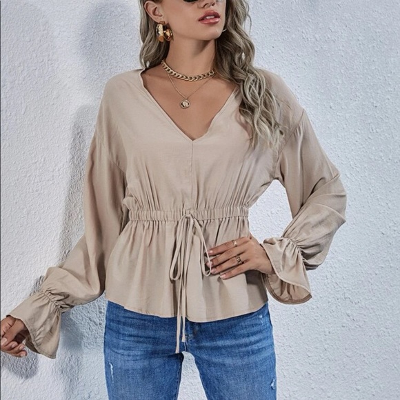 Woman’s blouse - Picture 1 of 2